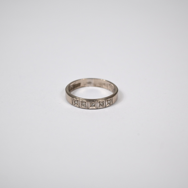 Ring i 18k vitguld, med diamanter.