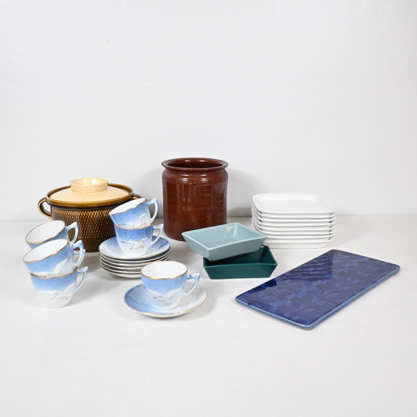 Parti matservisdelar och krus.