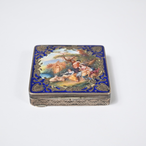 Dosa, silver och emalj, omkring 1900. 