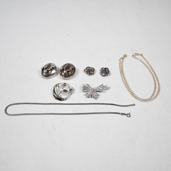 Smycken i silver.
