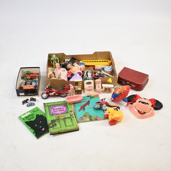 Parti leksaker och barnböcker.