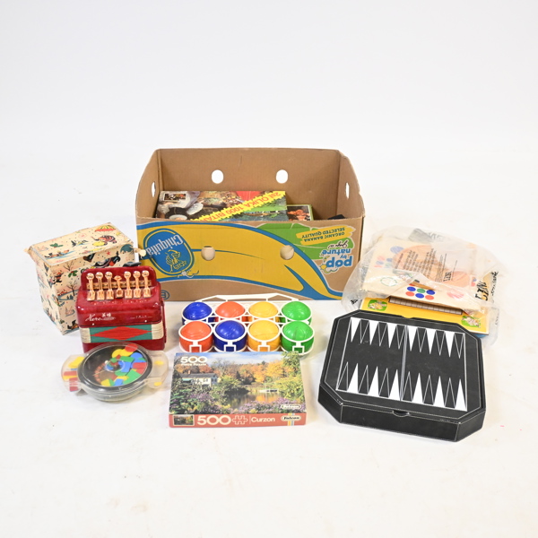 Parti leksaker och sällskapsspel. 