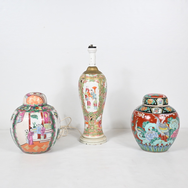 Bojaner och bordslampa, 3 delar, porslin, Kina.