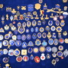 Parti märken och pins.