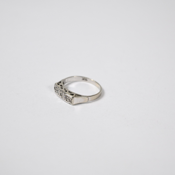 Ring i 18k vitguld, med stenar.