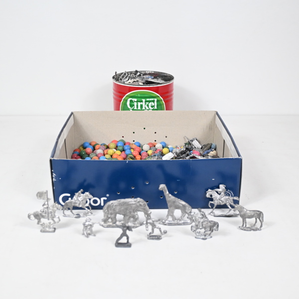 Parti tennsoldater och kulor.