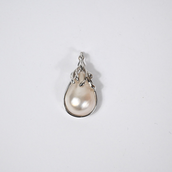 Hänge i 18k vitguld med pärla.