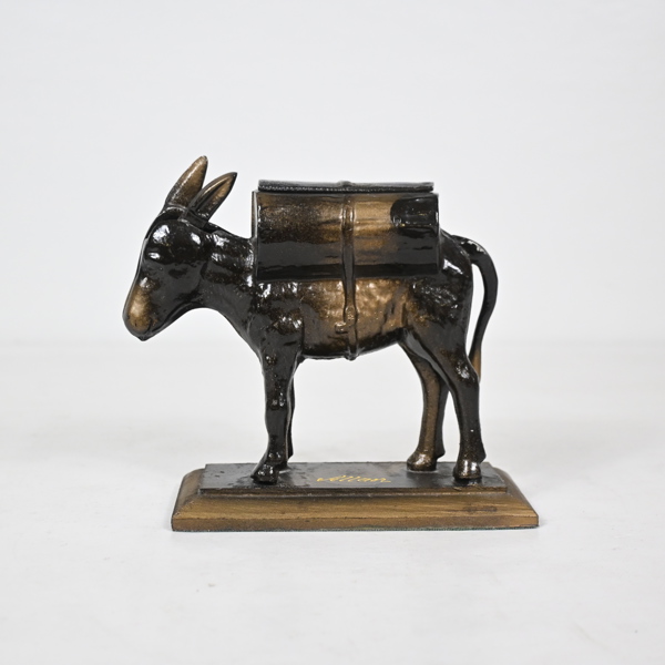 Cigaretthållare i form av åsna, metall, 1900-talets mitt.