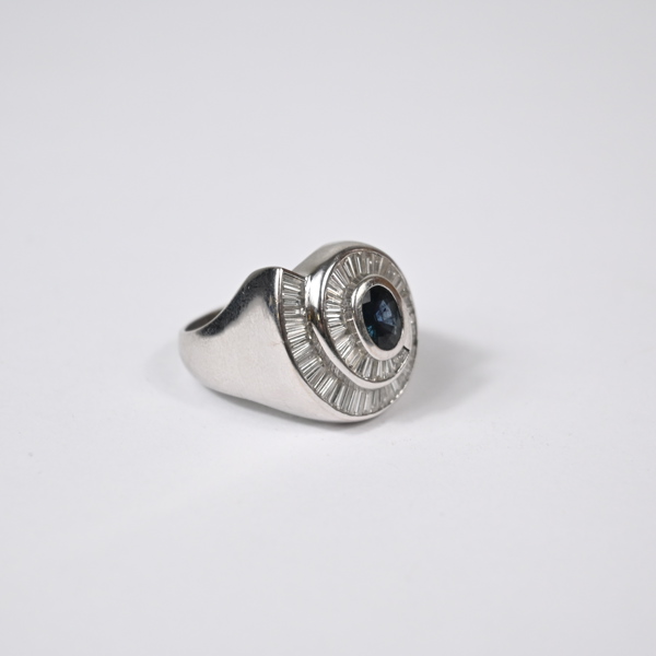 Cocktailring i 18k vitguld, diamanter och safir, 1970-tal. 