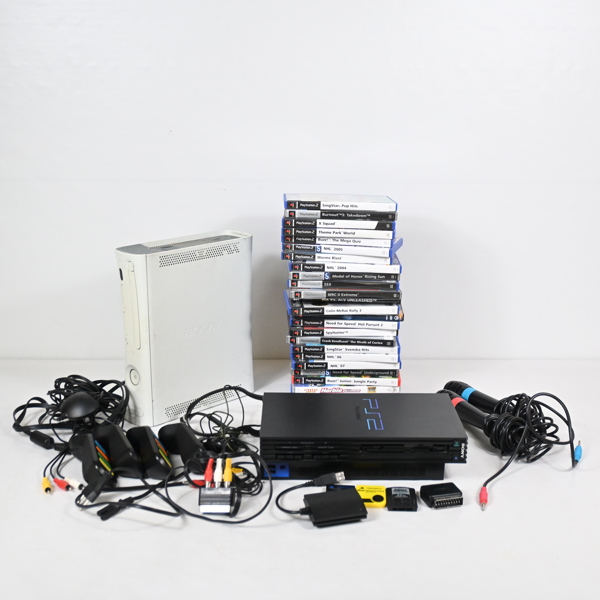 Spelkonsoler, 2st, med tillbehör.