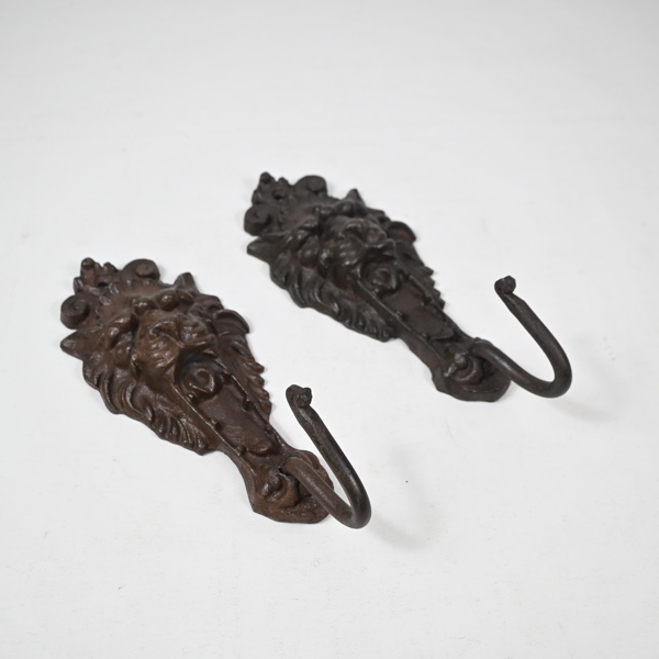 Krokar i form av lejon, ett par, gjutjärn. 