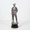 Skulptur, soldat med gevär, försilvrad metall, 1900-tal.