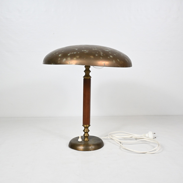 Bordslampa, mässing, modell "2467", Uppsala Armaturfabrik, 1940-tal. 