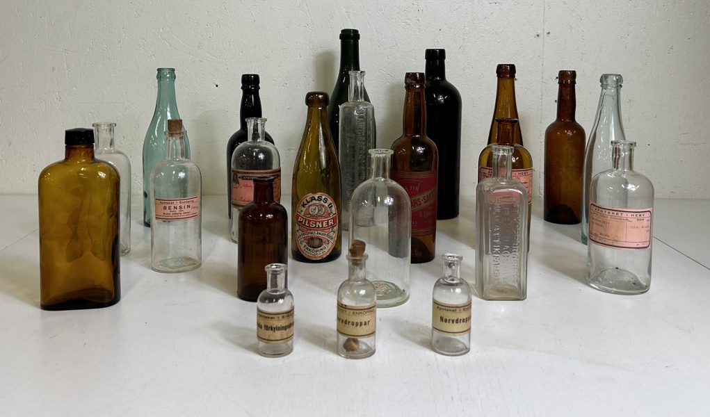 Diverse Glasflaskor bl a äldre apoteksflaskor m.m.