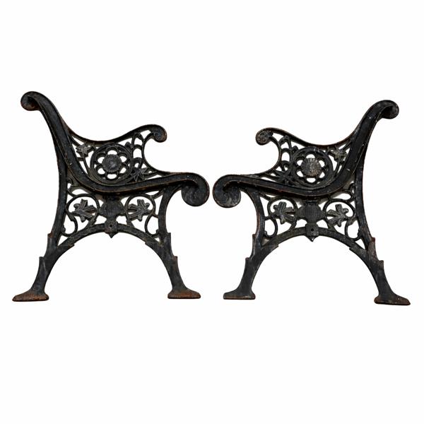 Gavlar till trädgårdssoffa, gjutjärn, 1900-tal.
