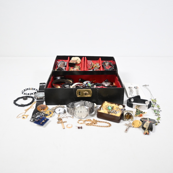 Smyckeskrin med bijouterier. 