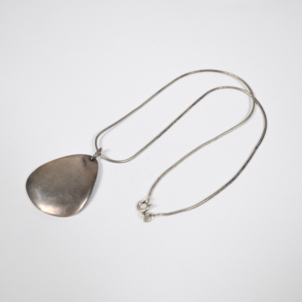 Efva Attling, halsband med hänge, "Rose Petal", sterlingsilver, Stockholm.