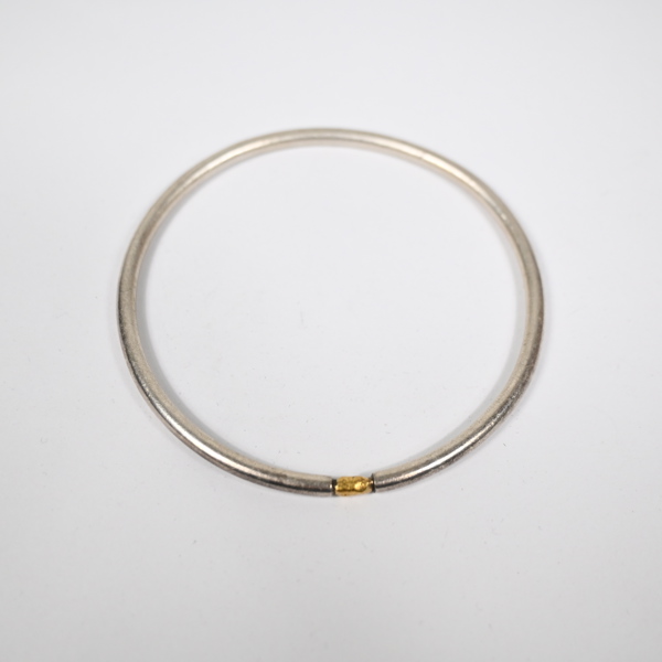 Suzanne Färnet, armring, sterlingsilver med detalj i 18k guld.