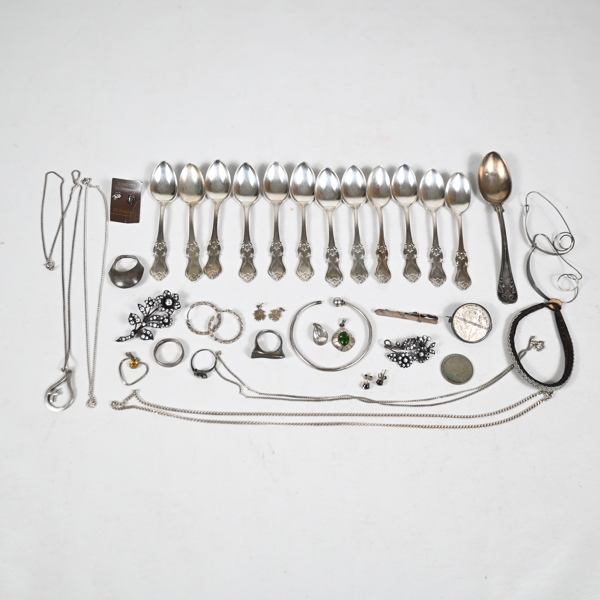 Smycken och skedar i silver.