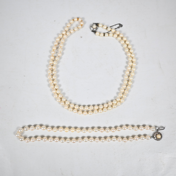 Pärlcollier, 2st, med lås i silver, 1900-tal.