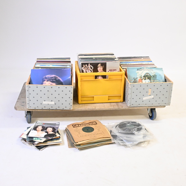 Parti LP-skivor, singelskivor och stenkakor. 