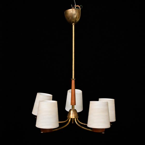 Taklampa, mässing och teak, 1950-tal. 