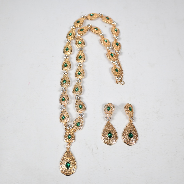 Halsband och örhängen ett par, Frankrike. 