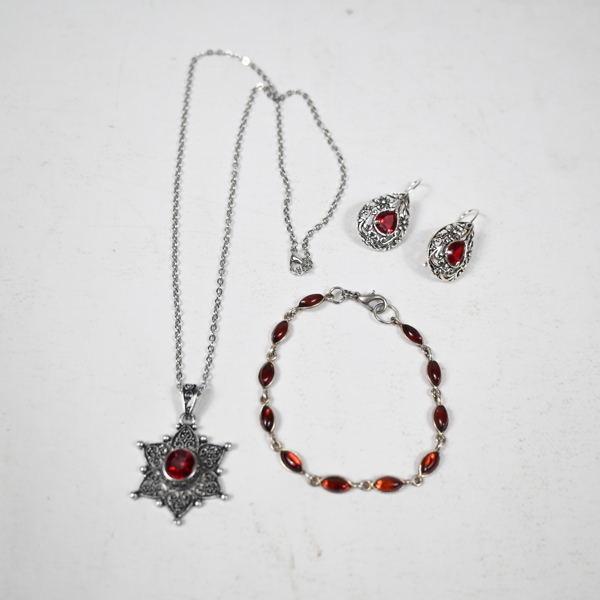 Halsband, armband och örhängen ett par. 