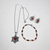Halsband, armband och örhängen ett par. 
