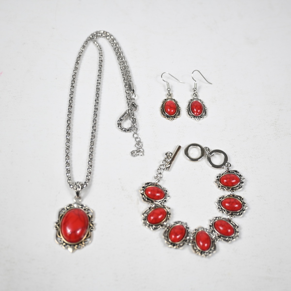 Halsband, armband och örhängen ett par.