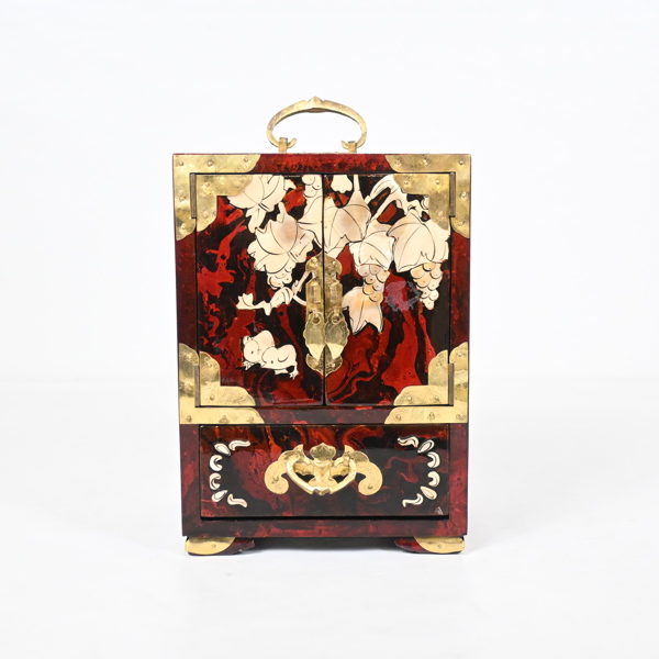 Smyckeskrin, trä, Kina, 1900-tal.