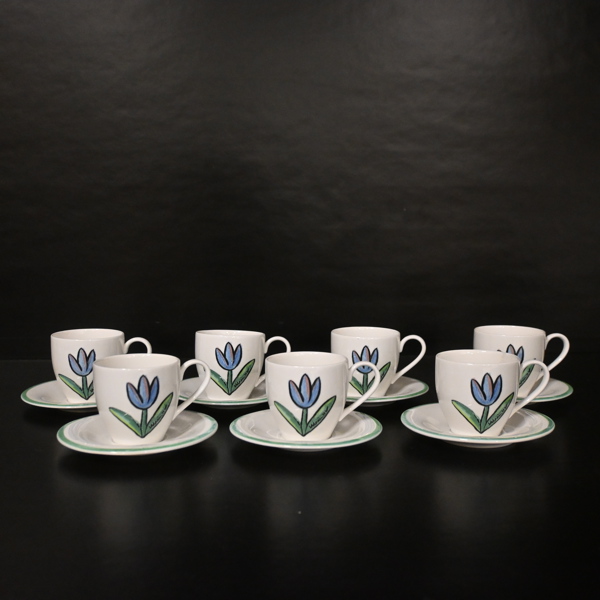 Ulrica Hydman-Vallien, kaffekoppar med fat, 7st, "Tulip", Kosta Boda.