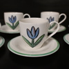 Ulrica Hydman-Vallien, kaffekoppar med fat, 7st, "Tulip", Kosta Boda.