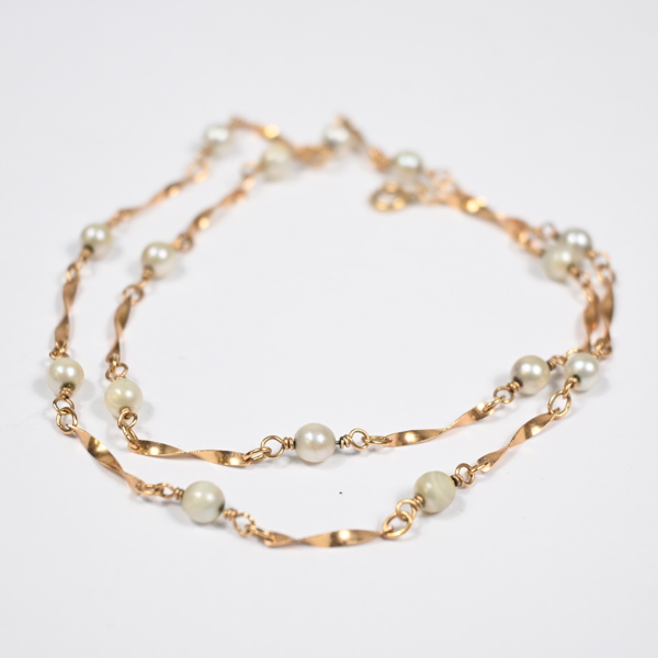 Halsband i 18k guld med pärlor.