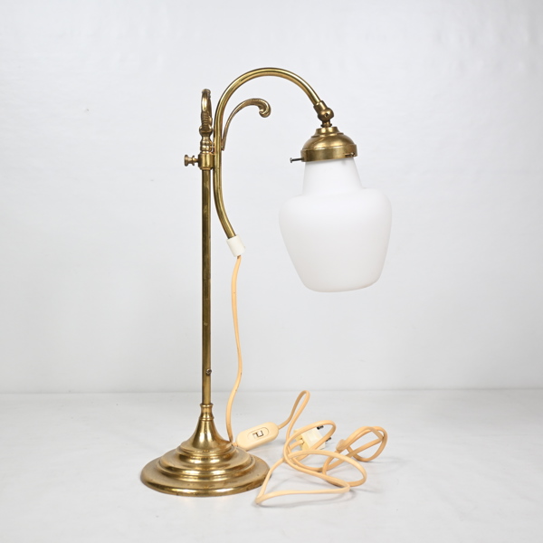 Bordslampa, mässing, 1900-tal.