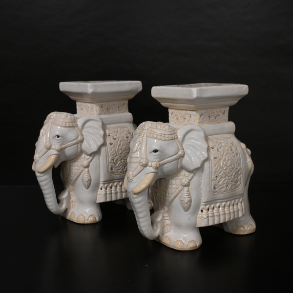 Piedestaler, ett par, elefanter 1900-tal.