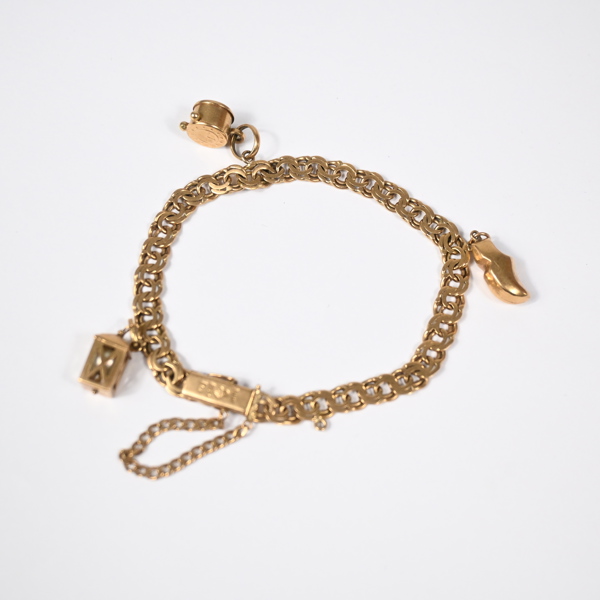 Armband med berlocker i 18k, bismarck. 