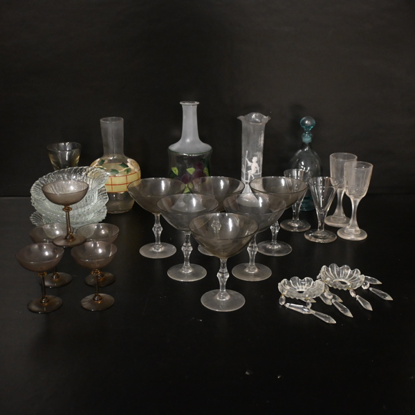 Parti glasföremål.