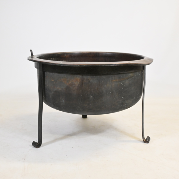 Stort kopparkärl i smidesställning, 1900-tal. 