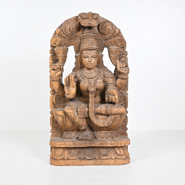 Skulptur föreställande Lakshmi, trä, 1900-tal.
