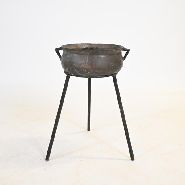 Gryta på smidesställning, 1800-tal.