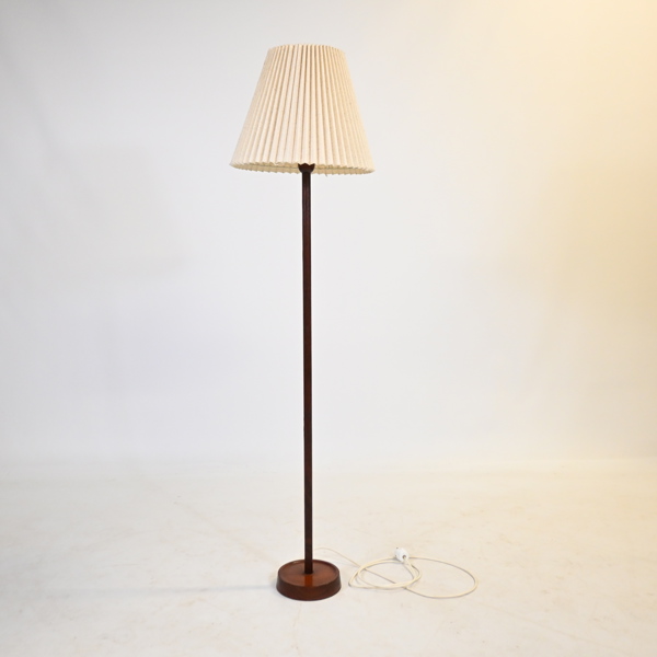 Golvlampa, trä, 1900-talets mitt. 