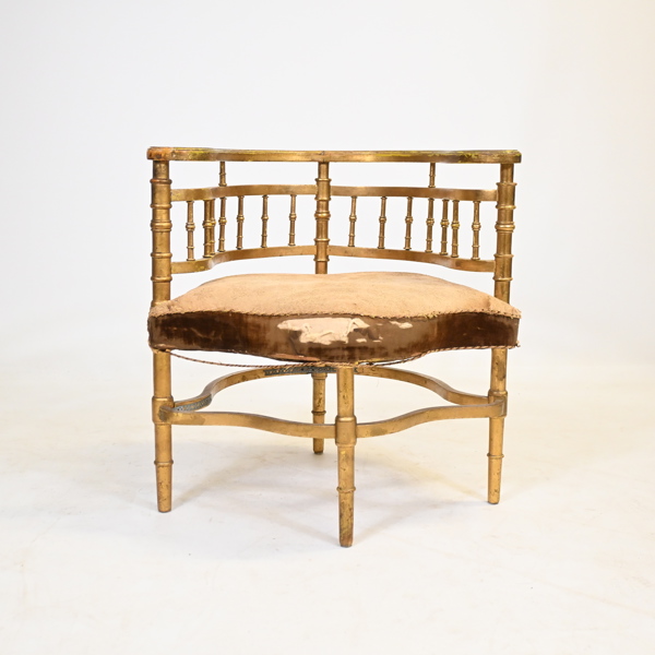 Puderstol, bronserad trä, omkring år 1900. 