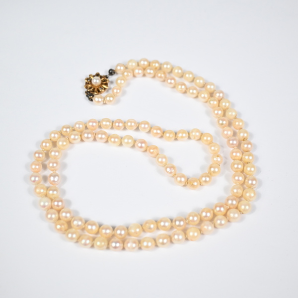 Pärlcollier, lås i 18k guld, 1900-tal.