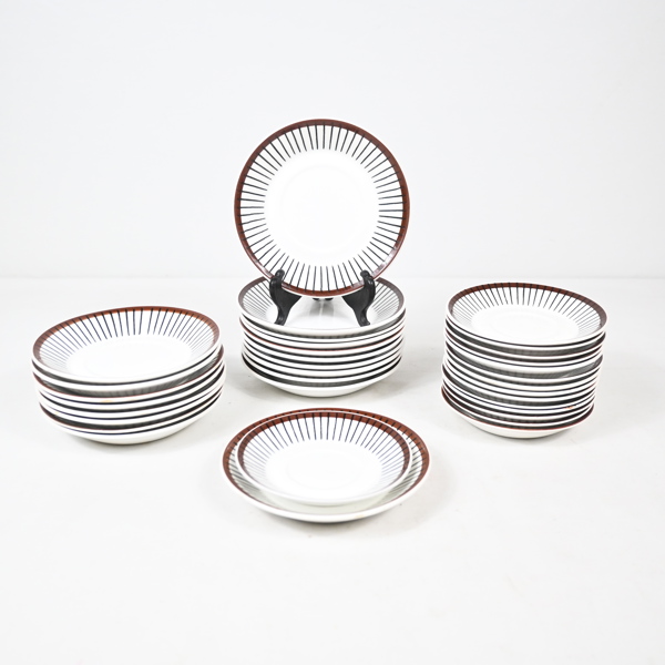 Stig Lindberg, fat och assietter, 15+19st, "Spisa Ribb", Gustavsberg, 1900-talets andra hälft.