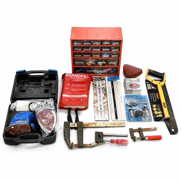 Parti verktyg och tillbehör.