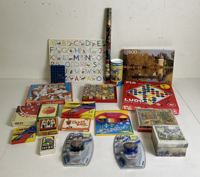 Parti Spel Pussel Färgkritor mm