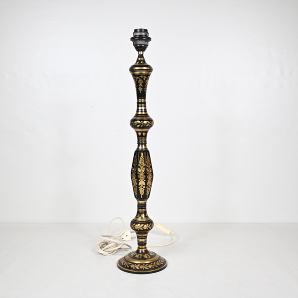 Bordslampa, lackerad metall, Indien, 1900-tal.
