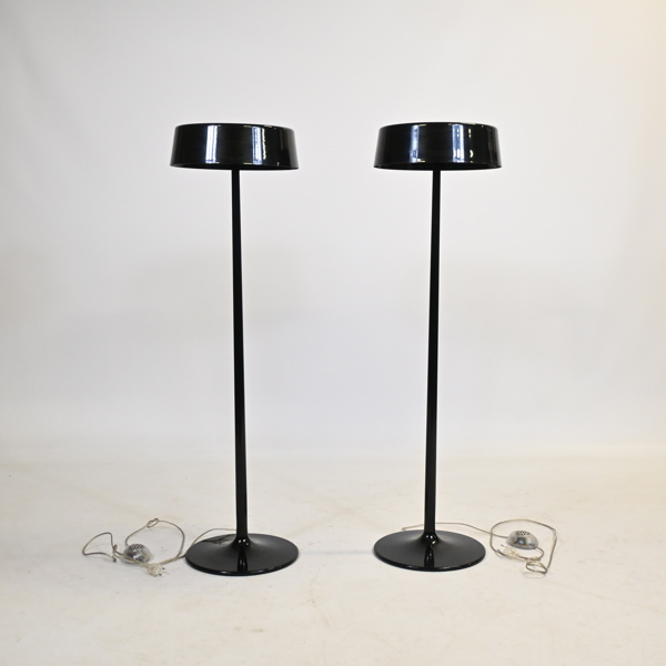 Golvlampor, ett par, lackerad metall, Italien, samtida.