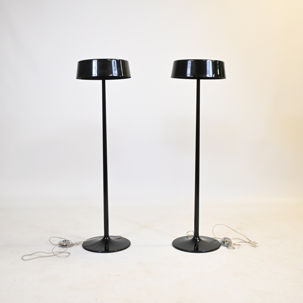 Golvlampor, ett par, lackerad metall, Italien, samtida.